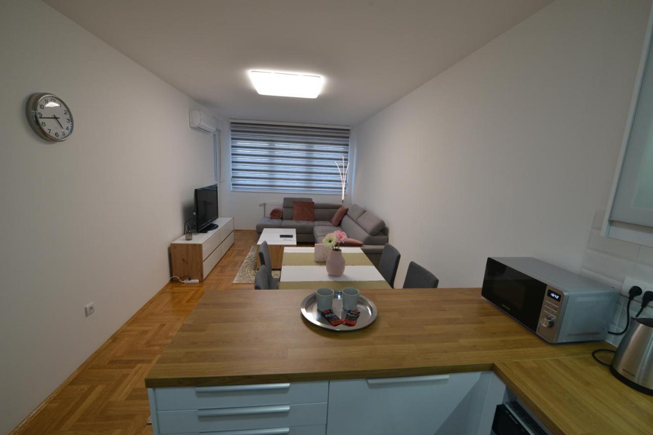 54 Center - Free Private Garage Apartment Novi Sad