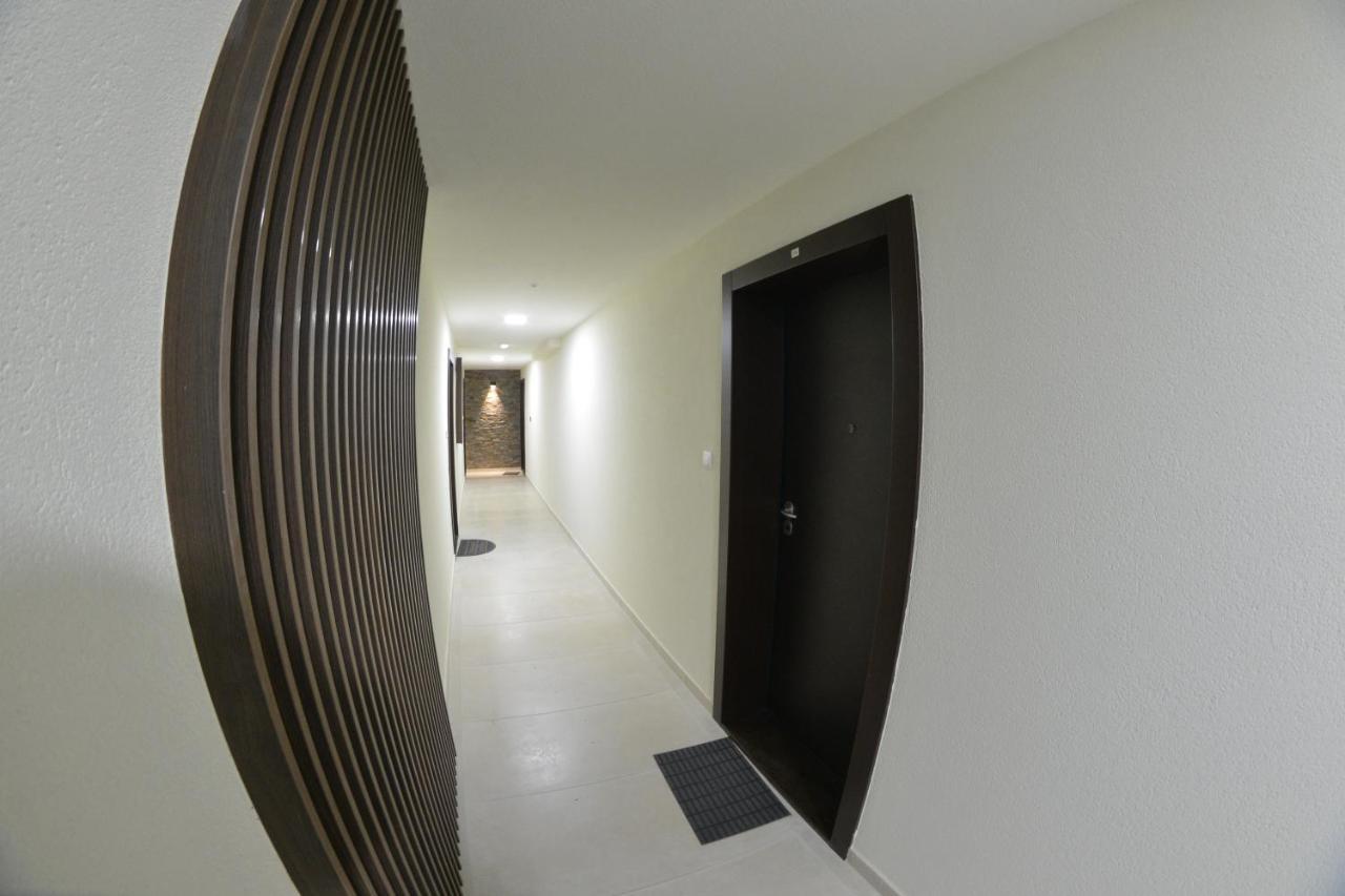 54 Center - Free Private Garage Apartment *